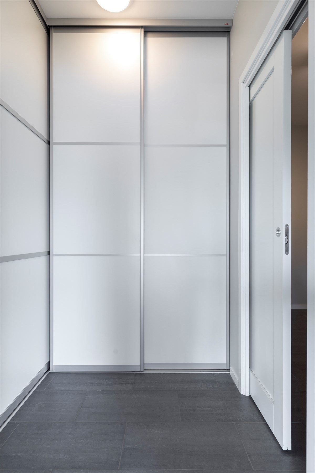 Entré med stor skyvedørsgarderobe. Galleribilde