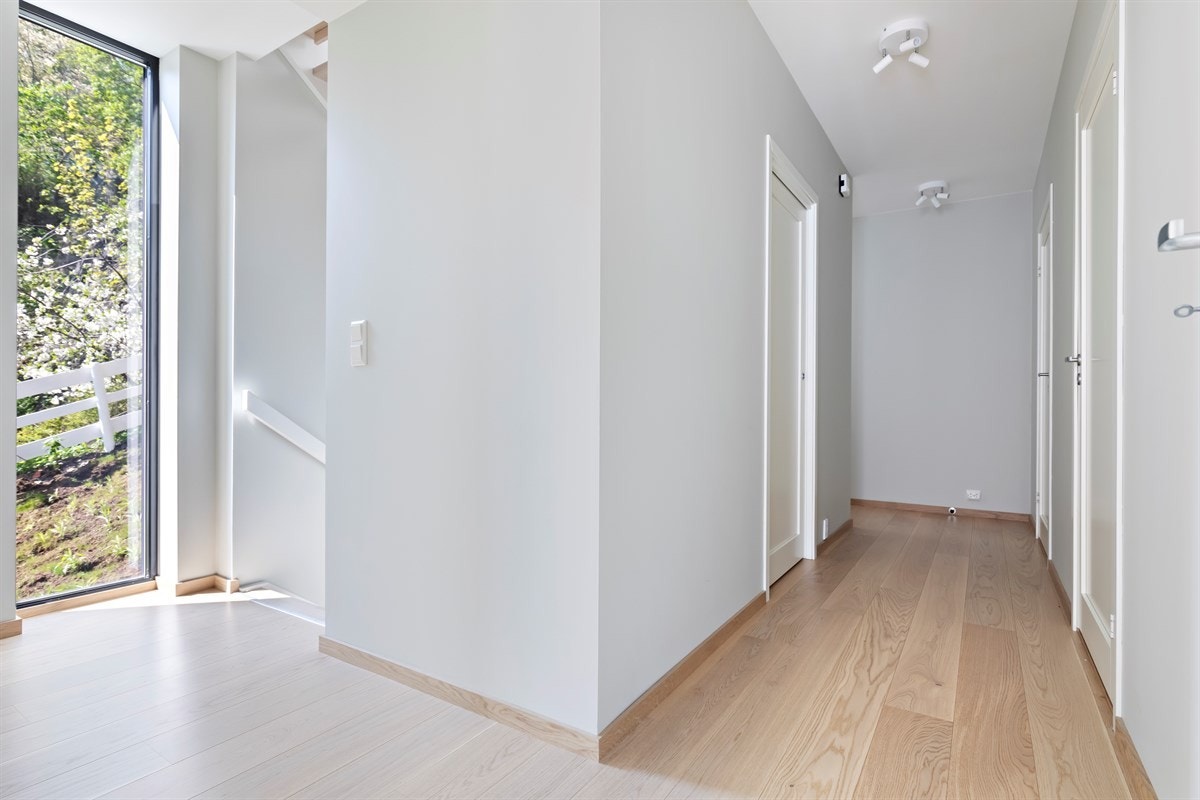 I 2. etasje finner du bad, 3 gode soverom og innvendig bod. Luftig takhøyde på ca. 2.59 meter. Galleribilde