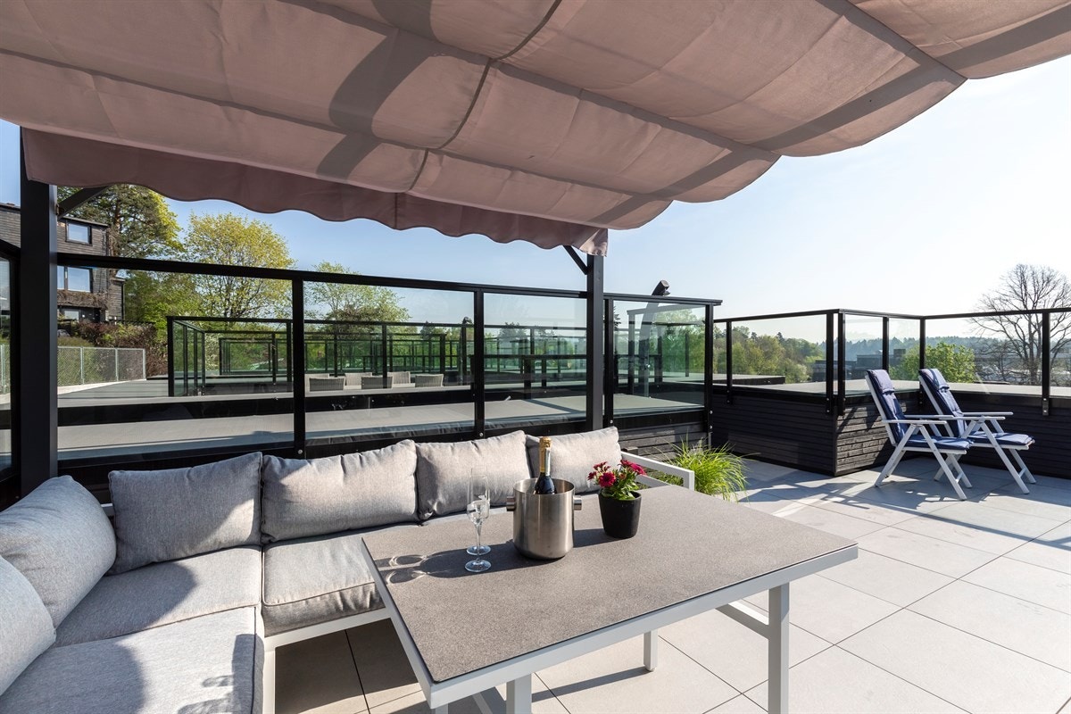 Privat takterrasse på ca. 30 kvm med sol hele dagen. Galleribilde