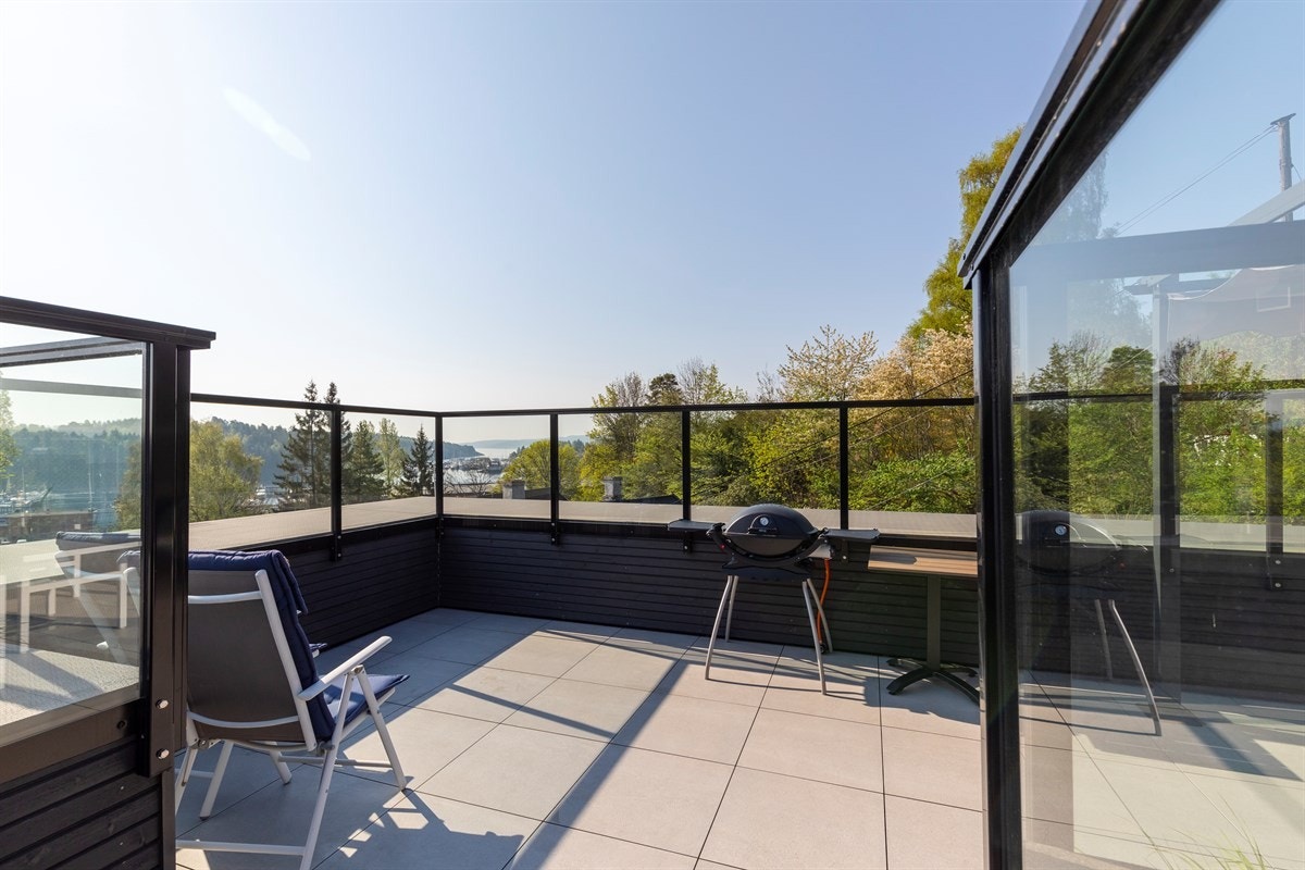 God plass til både spisebord, loungmøbler og grill. Galleribilde