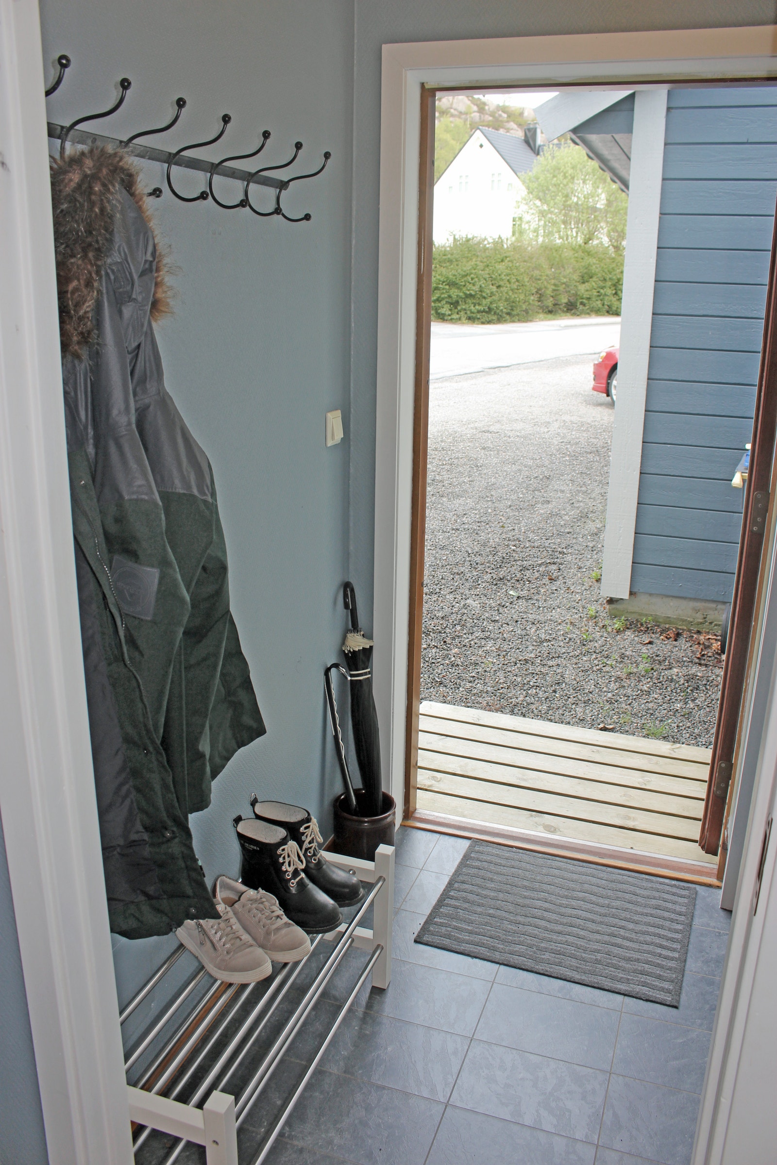 Yttergangen. Utenfor ser du veggen til ytterboden, og deler av parkeringsplassen. Galleribilde