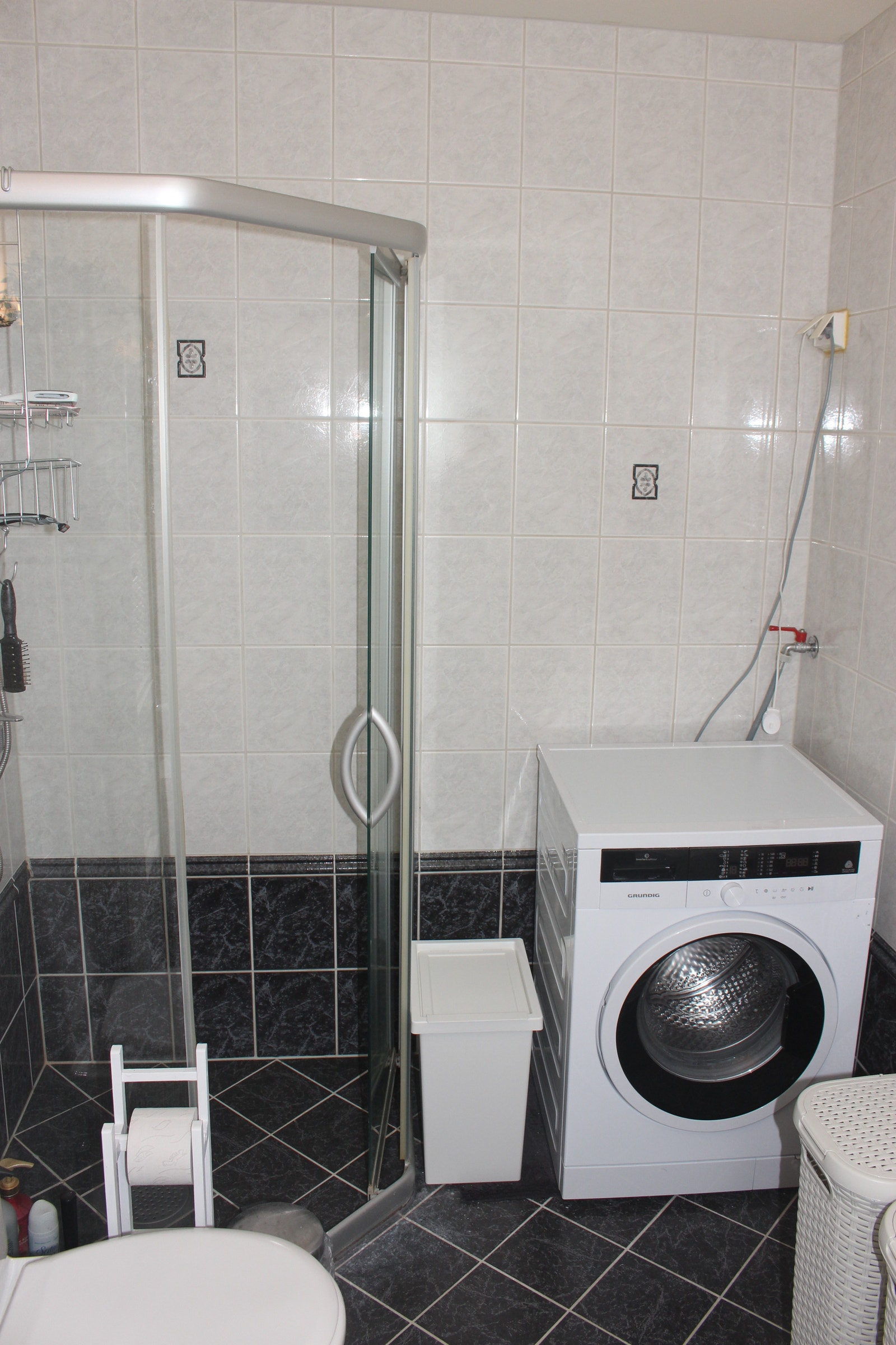 Opplegg for vaskemaskin på badet. Galleribilde