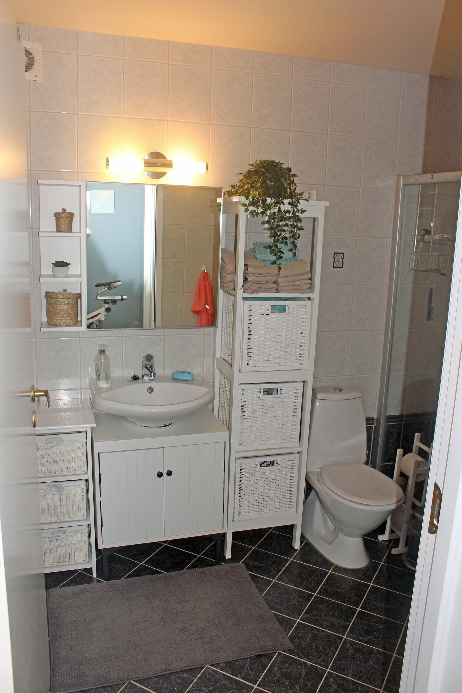 Bad med varmekabler. De to hvite hyllene ved siden av vask medfølger ikke i leie. Galleribilde