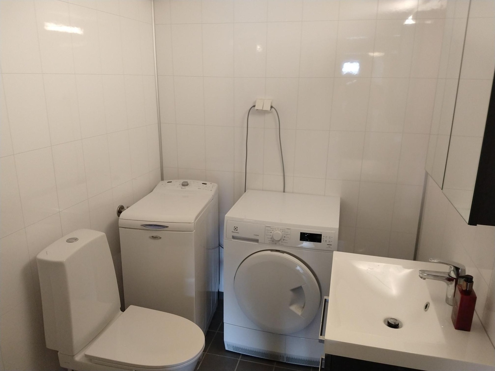 Vaskemaskin og tørketrommel på badet Galleribilde