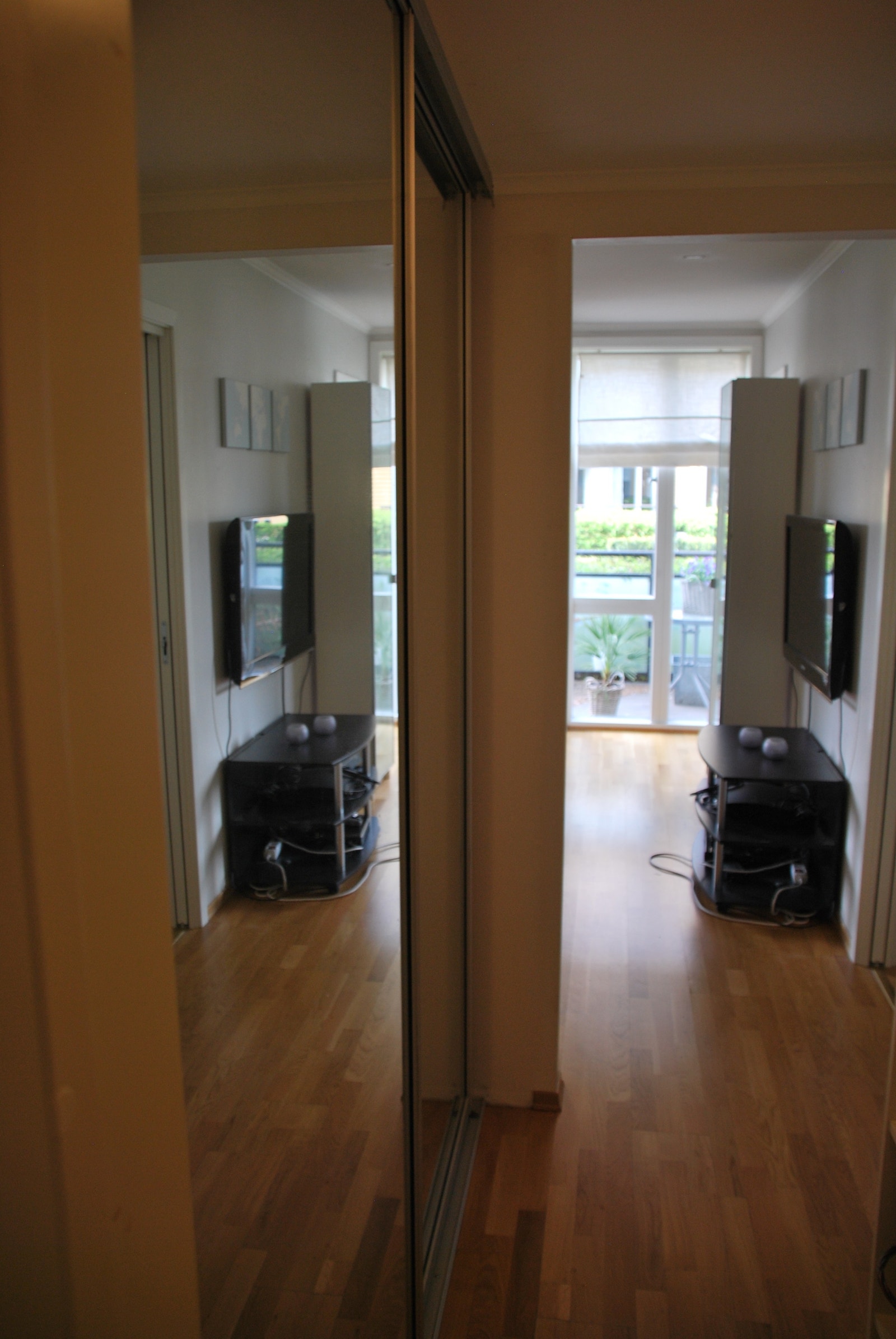 Gang med skyvedørsgarderobe Galleribilde