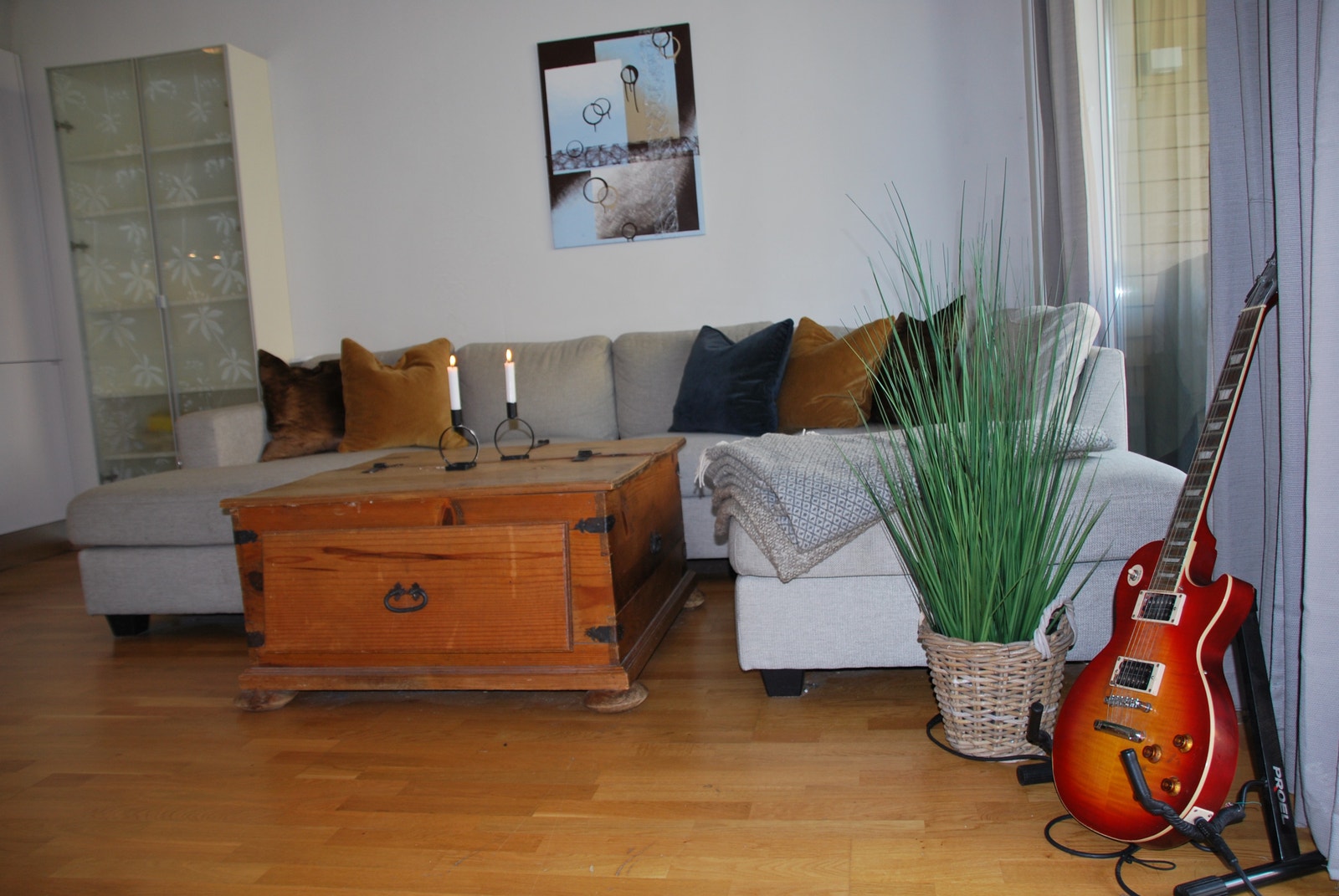 Stue med god plass til stor sofa Galleribilde