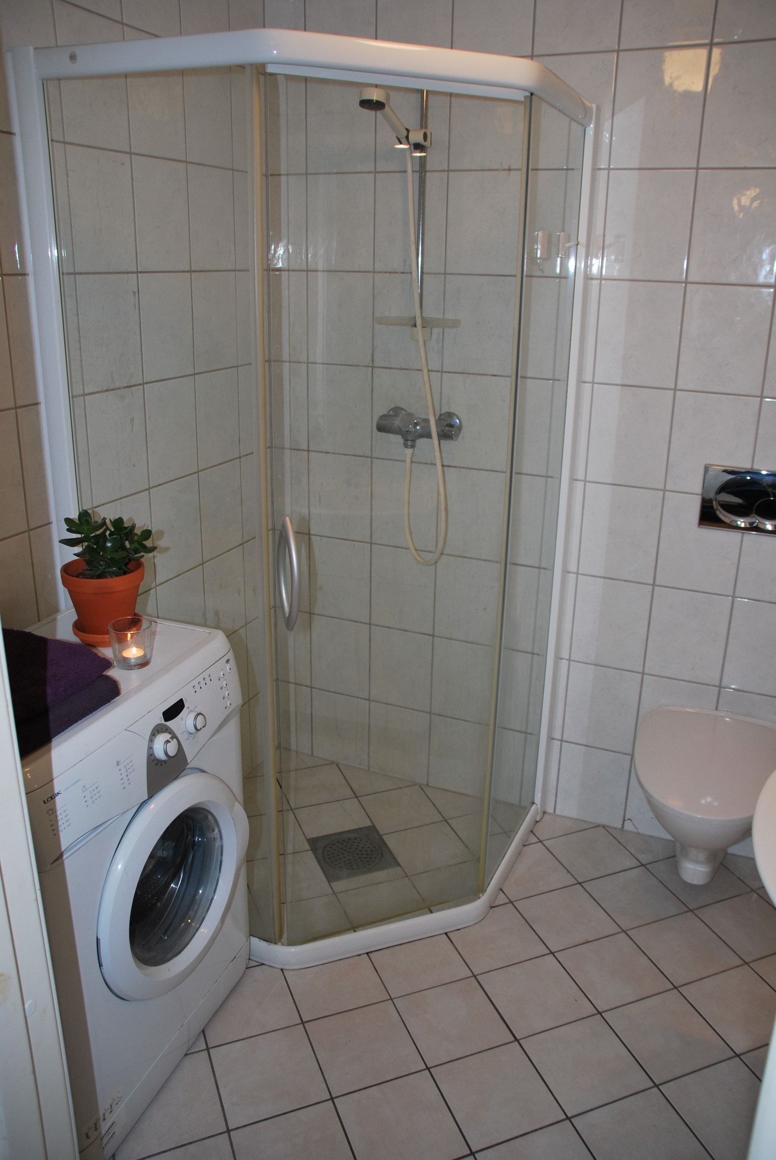 Bad med god plass til vaskemaskin Galleribilde
