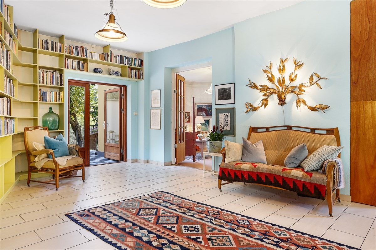 Kjøkkenet er et allsidig og stort rom påkostet med plassbygde innredninger som gir en skreddersydd og svært funksjonell kvalitet. Galleribilde