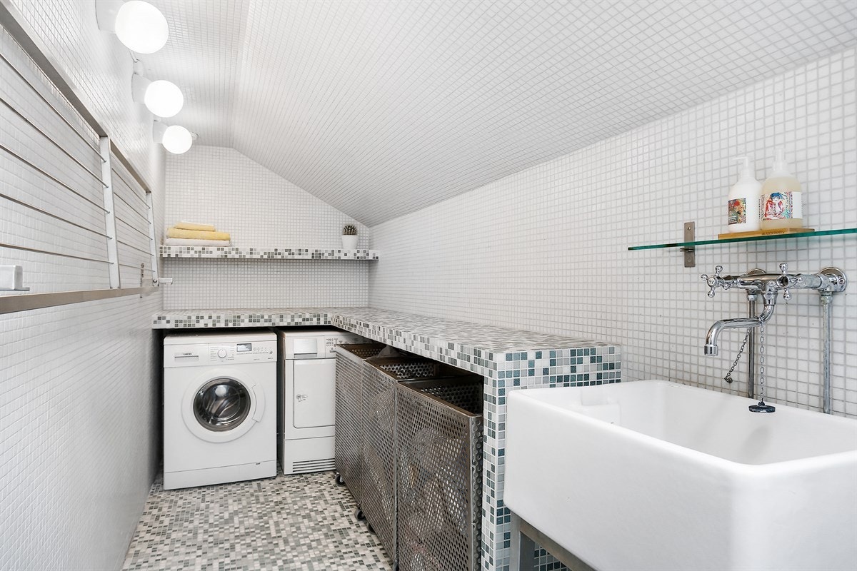 Vaskerommet ligger i andre etasje og er meget funksjonelt innredet med flislagte gulv, vegger og tak, samt innfliset benkeplate. Opplegg for vask/tørkemaskin. Galleribilde