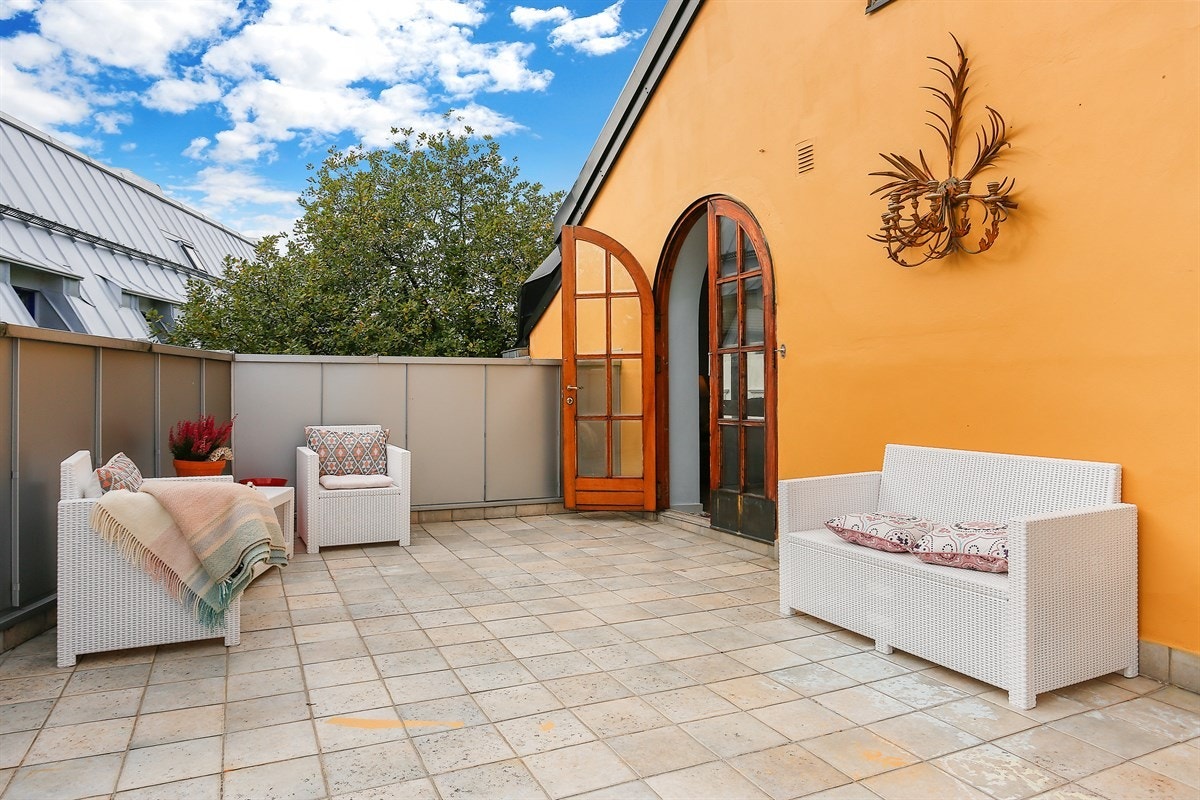 Fra hovedsoverommet i andre etasje er det utgang til flislagt terrasse på 50 kvm. Galleribilde