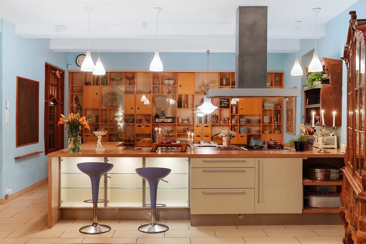 Innredningen er rikt utstyrt med dobbel oppvaskkum, sidehyller og integrerte hvitevarer bestående av fire gassbluss, to keramiske plater, oppvaskmaskin, stekeovn og takmontert vifte i stål. Galleribilde