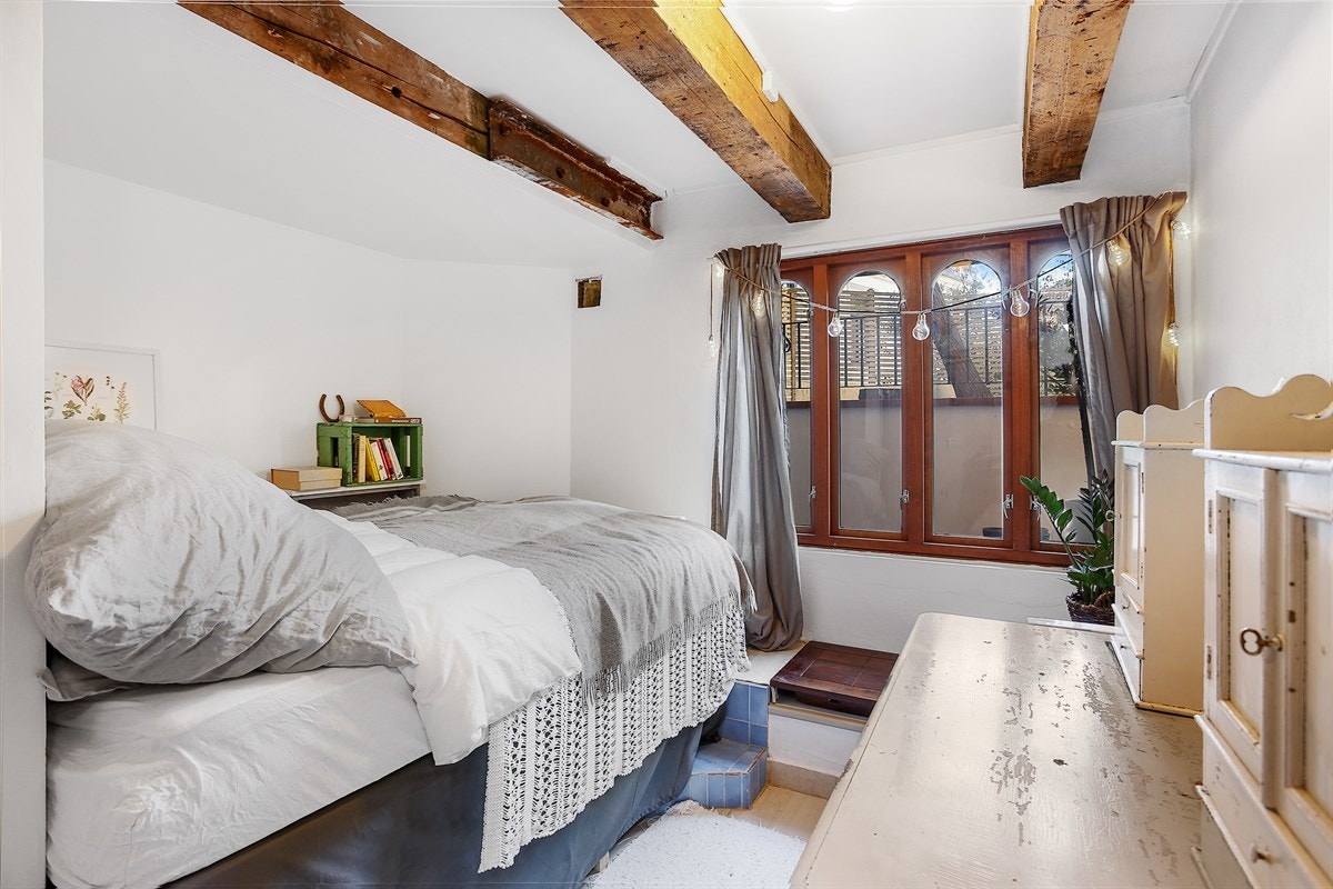 Rom innredet som soverom i kjeller. Galleribilde