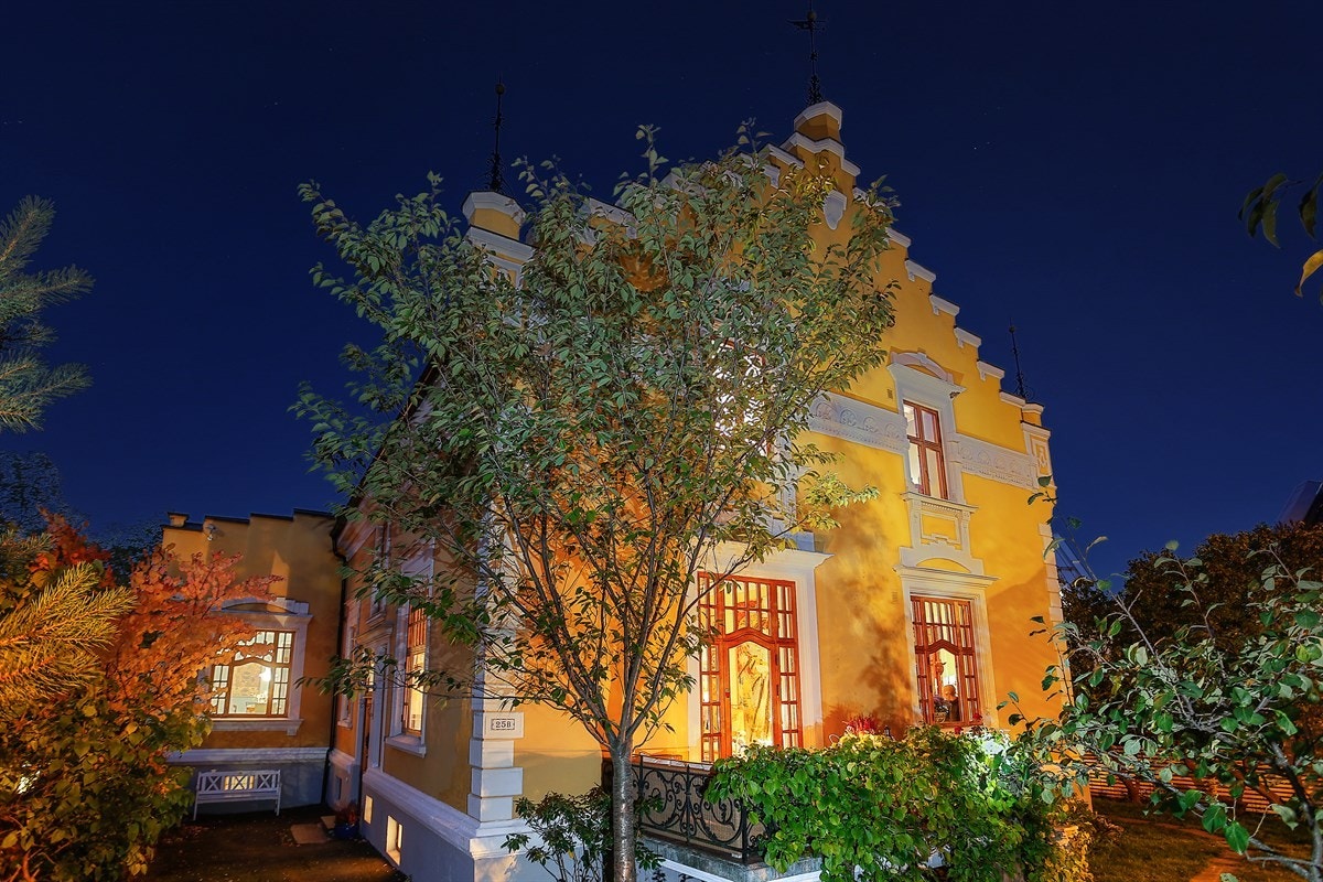 Praktfull byvilla fra 1892. Flott hage og fine utefasiliteter. Omfattende rehabilitert i 2004. Kjeller m/egen inngang Galleribilde