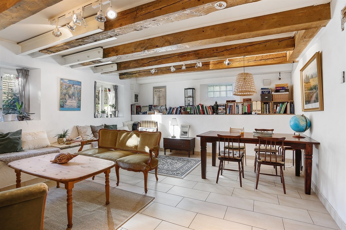 Deler av kjelleren har egen adkomst fra hagen og er innredet med entré, bad, garderoberom, 2 rom innredet som soverom, og rom innredet som stue og kjøkken. Galleribilde