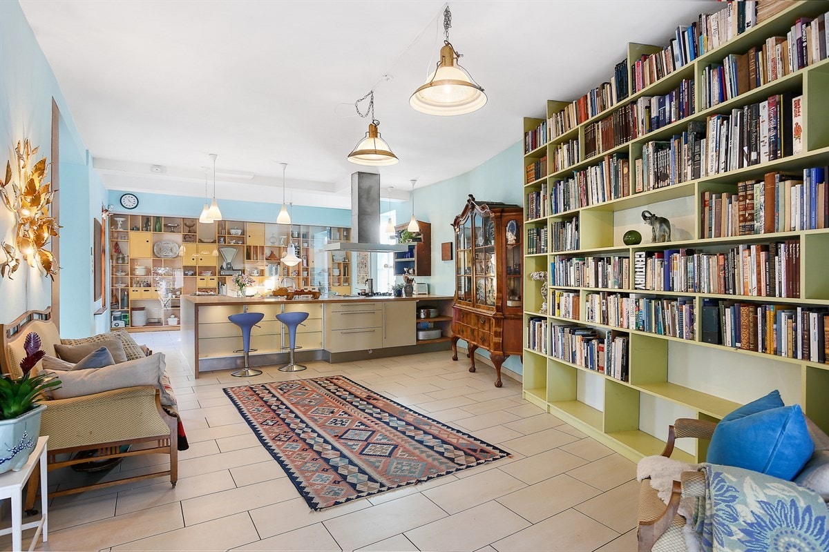 Omtrent midt i rommet står kjøkkeninnredningen som er av typen HTH, designet i praktisk hesteskoform for effektivt arbeidsmønster og god benkeplass. Galleribilde