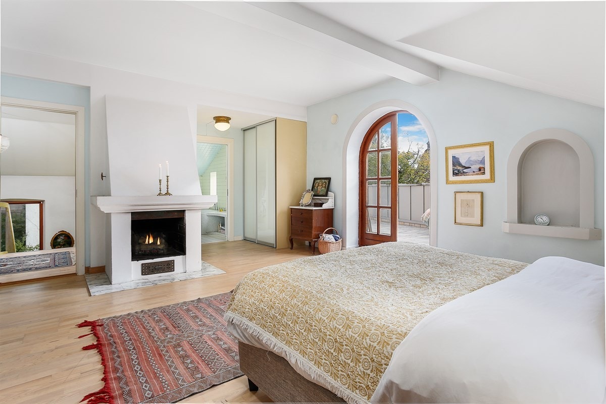 Utgang til stor terrasse via dobbelfløyet, buet terrassedør. Galleribilde