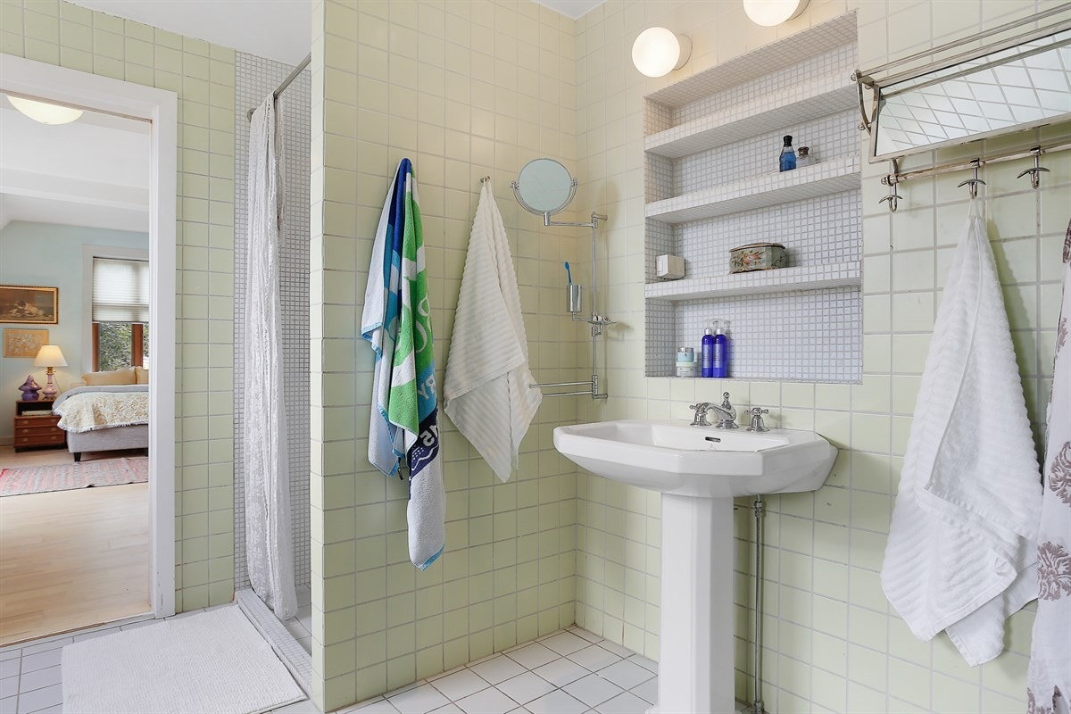 Det andre badet ligger i andre etasje og tilhører hovedsoverommet. Galleribilde