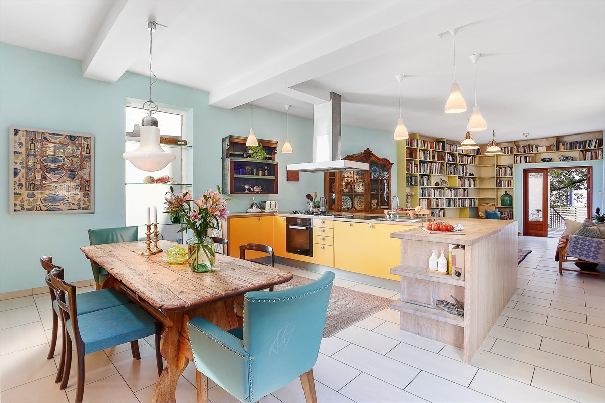 På kjøkkenet får du plass til to møbelgrupper hvor familien kan samles til sosiale stunder både før, under og etter måltidet. Galleribilde