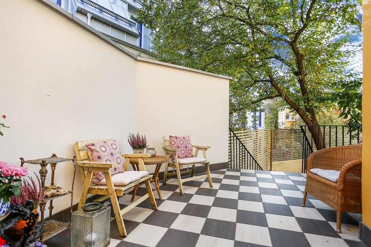 Fra stue og spisestue er det utgang til respektive verandaer med trapp videre til hagen. Galleribilde