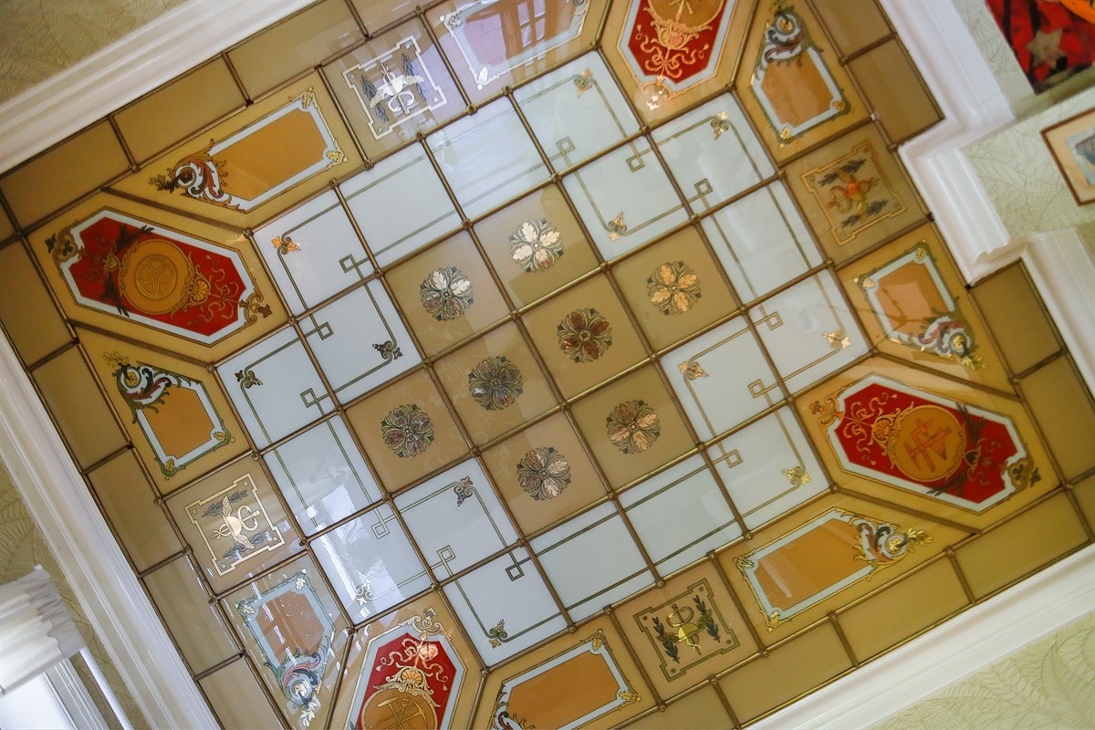 Stuen har særegen stil med originalt, utsmykket tak. Galleribilde