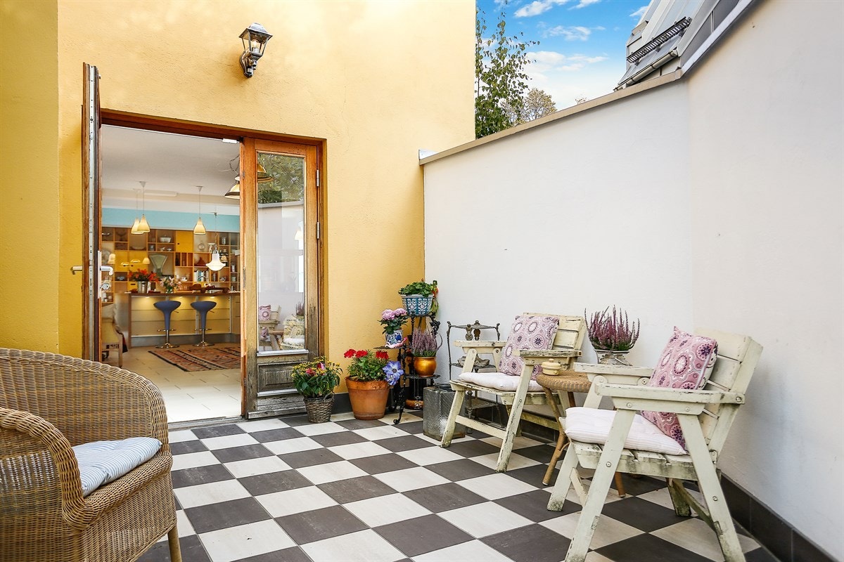 Fra stue og spisestue er det utgang til respektive verandaer med trapp videre til hagen. Galleribilde