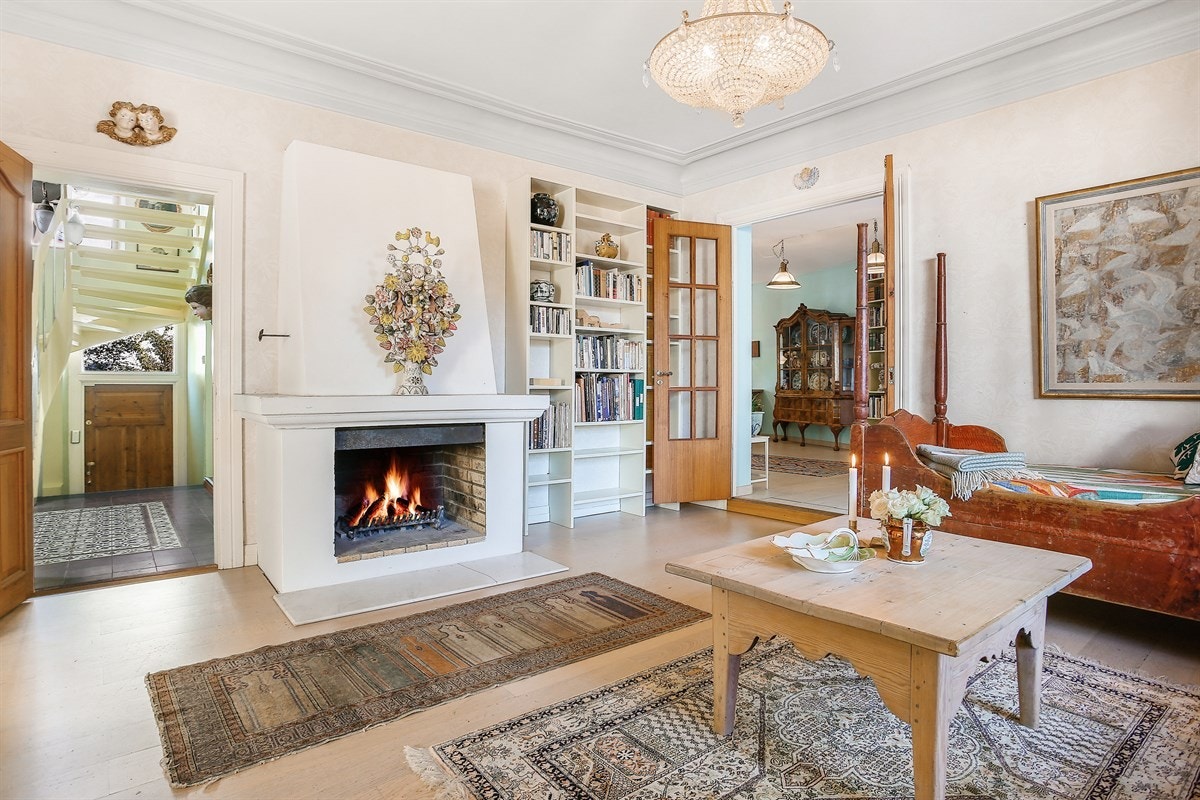 Peisestuen er det innerste stuen og tilbyr et lunt areal med innmurt peis og dobbelfløyet vitrinedør til stort spisekjøkken. Galleribilde