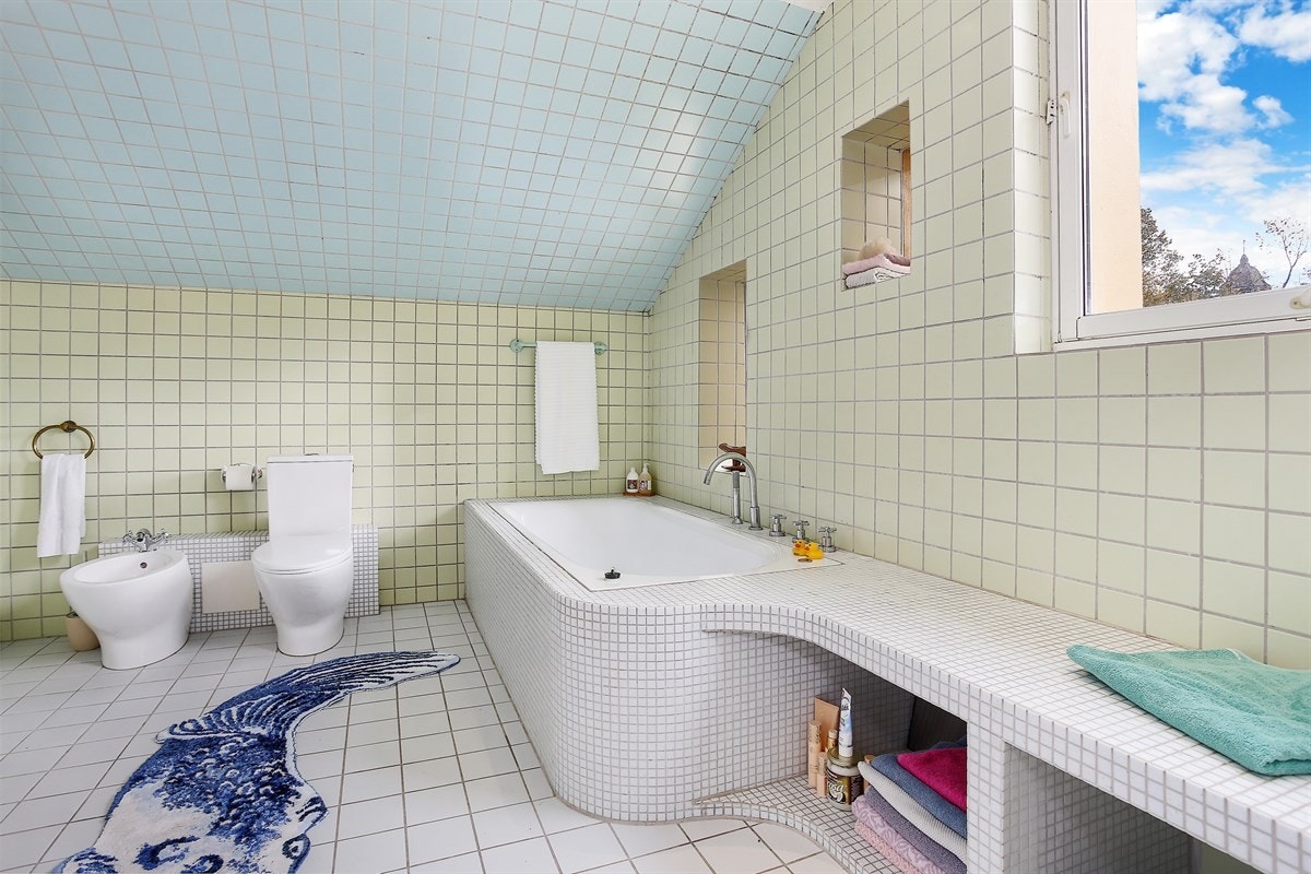 Det andre badet ligger i andre etasje og tilhører hovedsoverommet. Galleribilde