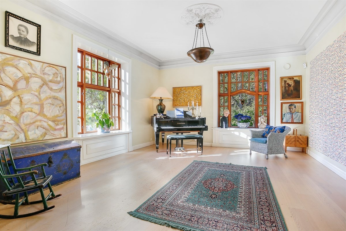 Ytterst og i delvis åpen løsning med peisestuen, ligger hjørnestuen. Her er det vindusflater i to himmelretninger som gir energigivende lysforhold. Galleribilde