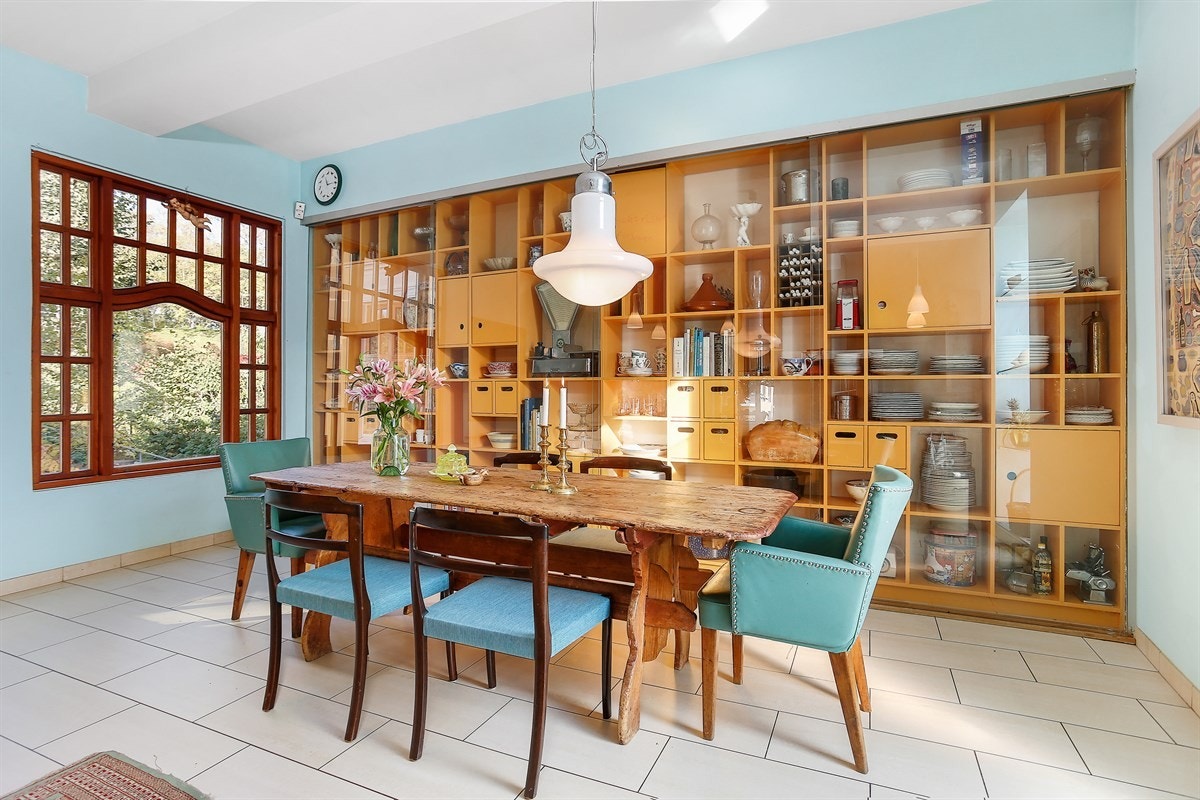 På kjøkkenet får du plass til to møbelgrupper hvor familien kan samles til sosiale stunder både før, under og etter måltidet. Galleribilde