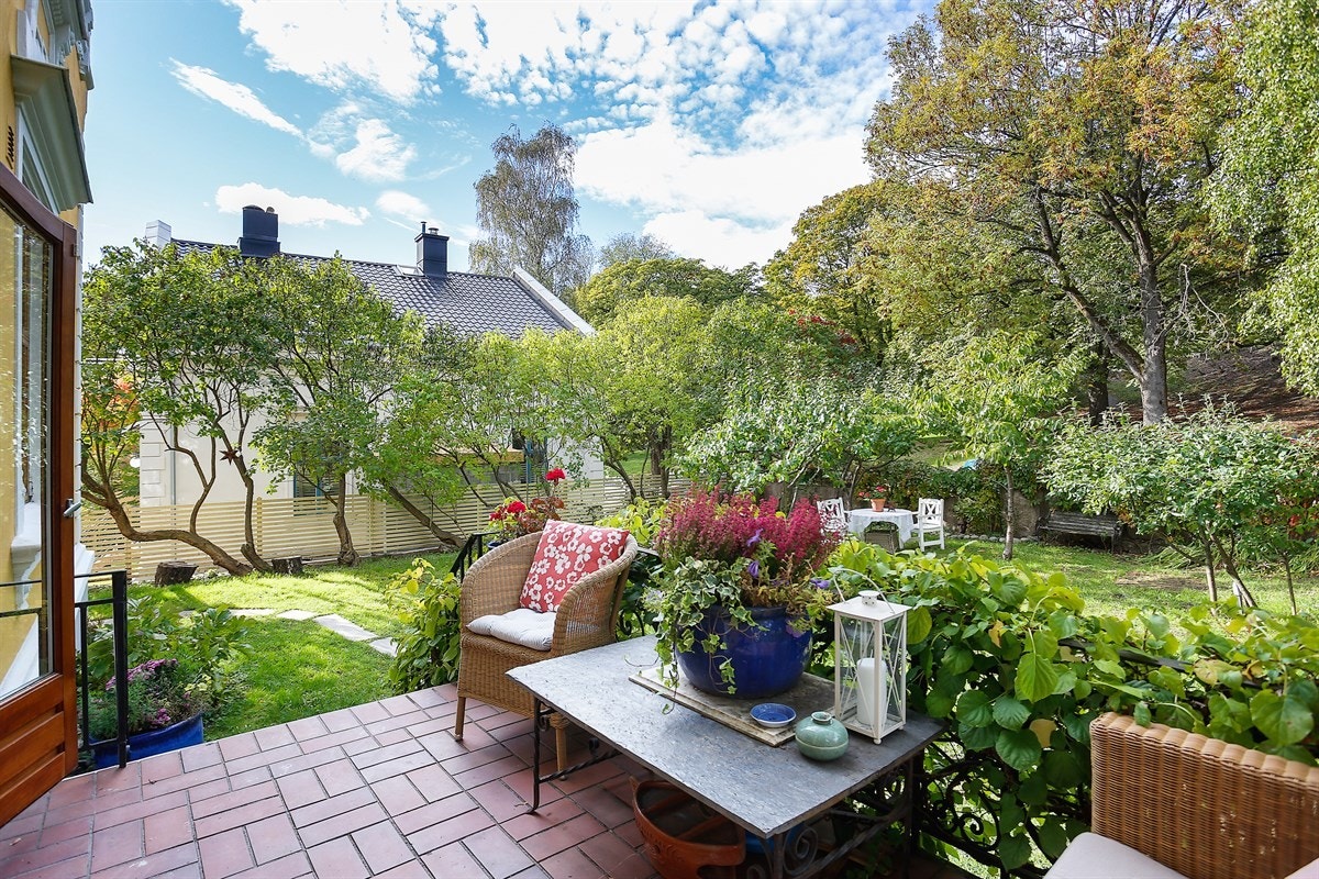 Fra stue og spisestue er det utgang til respektive verandaer med trapp videre til hagen. Galleribilde