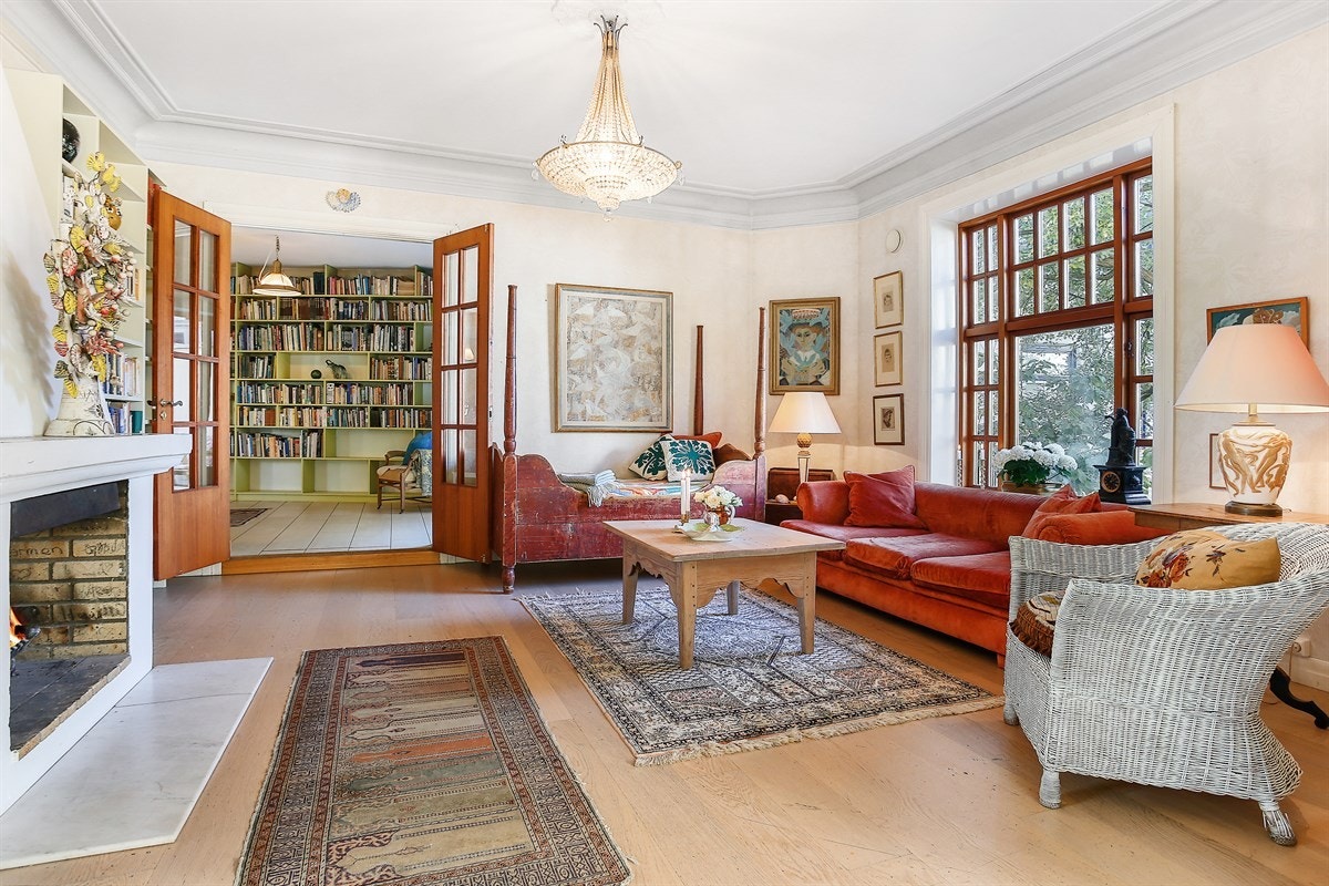 I første etasje har boligen tre herskapelige og presentable stuer som gir utmerket møbleringsfrihet til ulike anledninger. Galleribilde