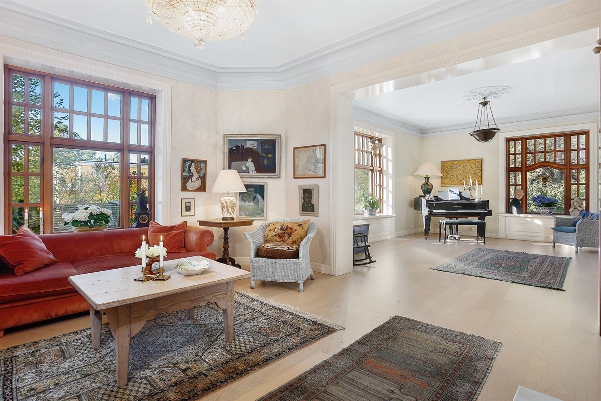 Alle stuene er tilknyttet hverandre, hvorav to av dem ligger i delvis åpen løsning. Galleribilde