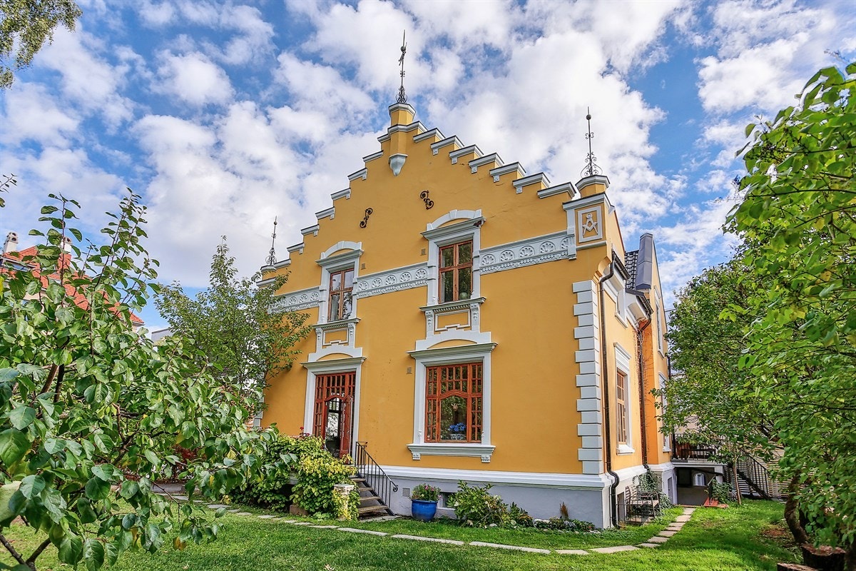 Sjelden mulighet! Praktfull byvilla m/hage og fine utefasiliteter. Bassengrom. Rehabilitert i 2004. Kjeller m/egen inng. Galleribilde