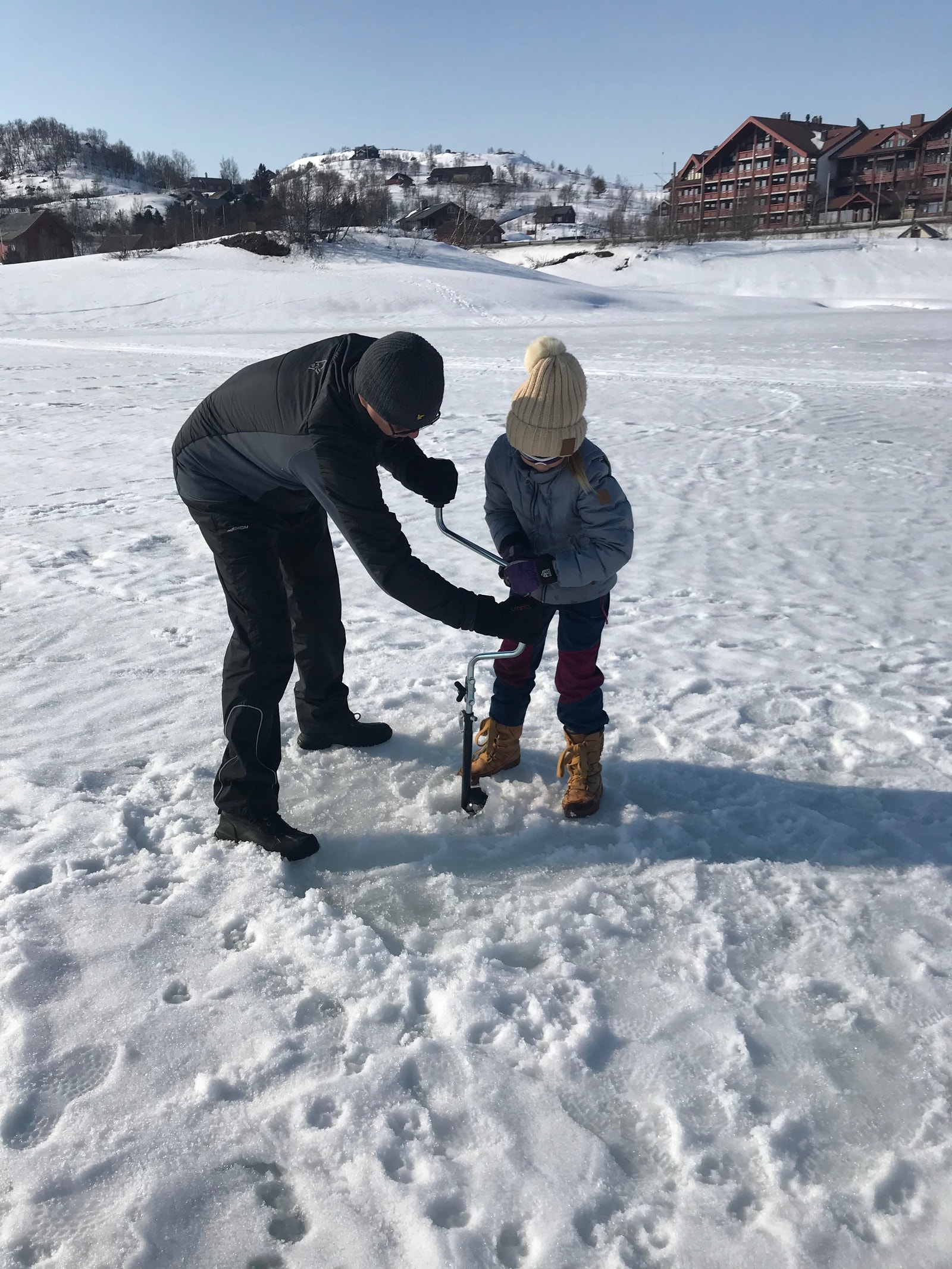 Prøv fiskelykken. På Ustevatn er det gratis å fiske året rundt Galleribilde