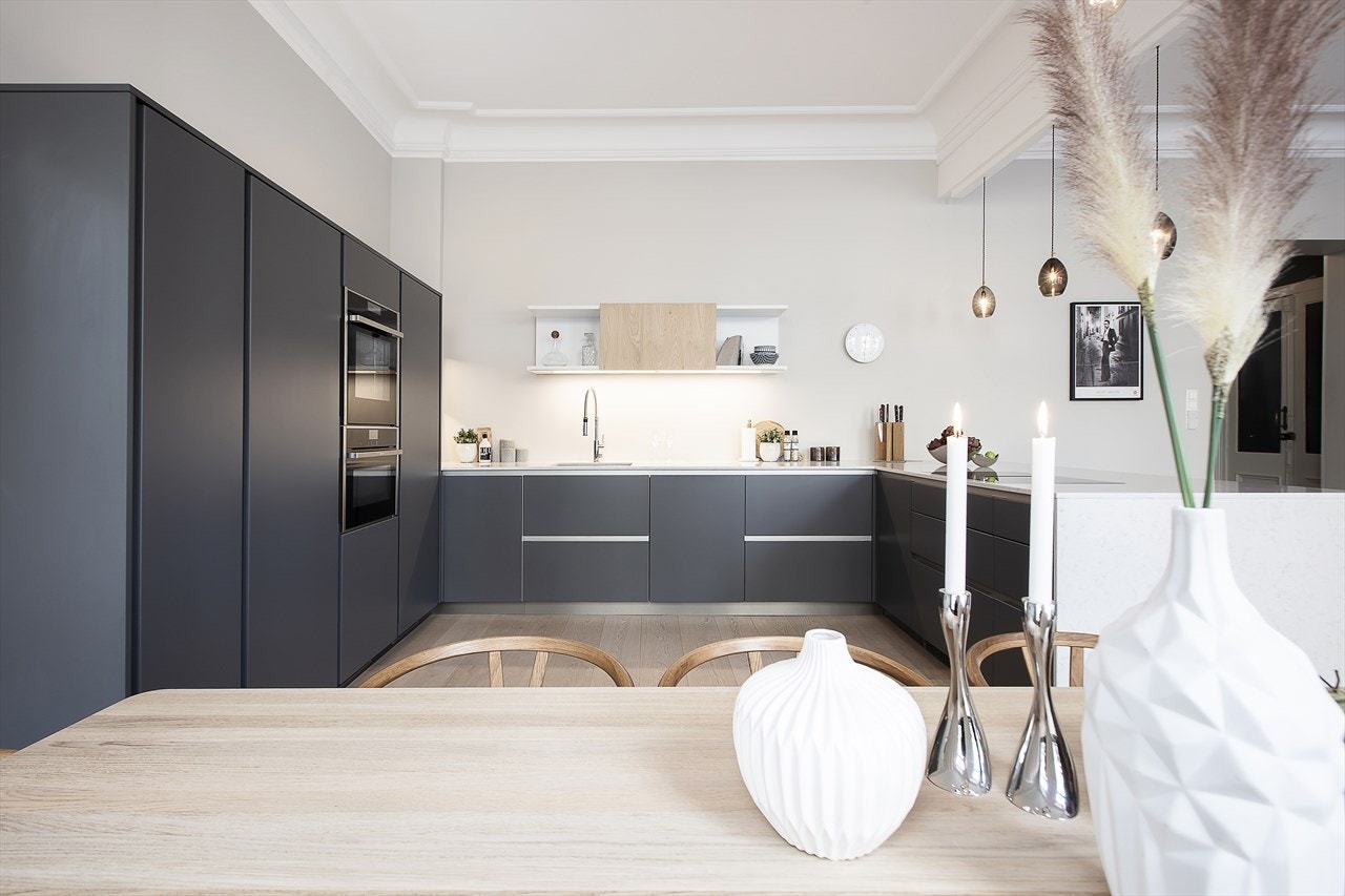 Lekkert kjøkken med integrerte kvalitetshvitevarer Galleribilde