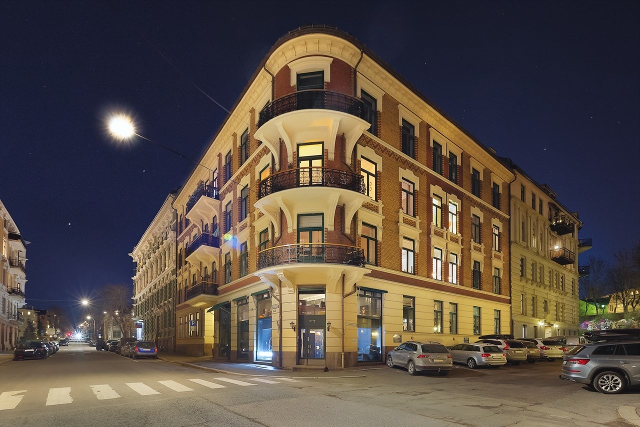 Fasade kveld Galleribilde