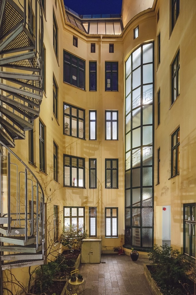 Bakgård kveld Galleribilde