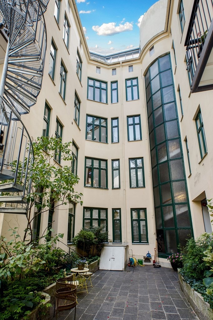 Velholdt bygård med flott bakgård Galleribilde