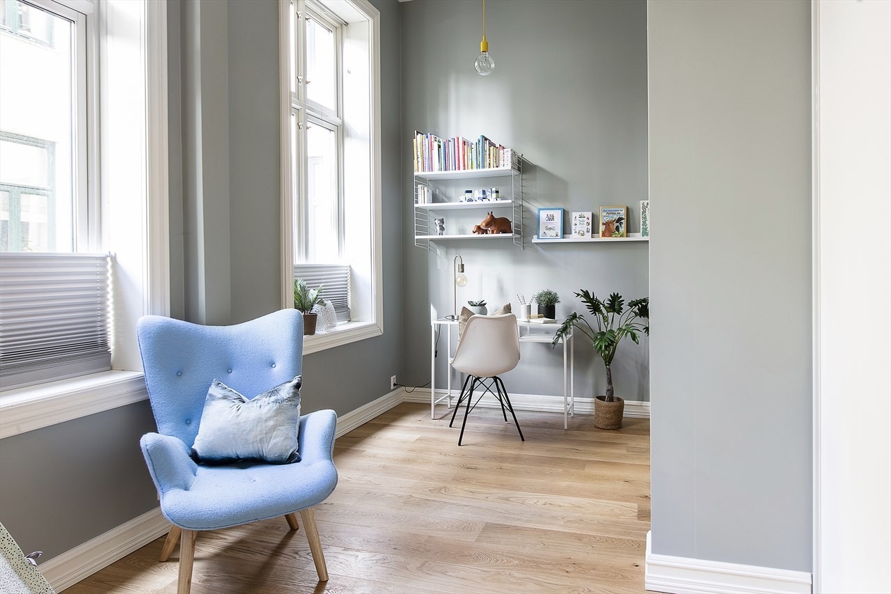 Soverom 2 vender ut mot rolig bakgård Galleribilde