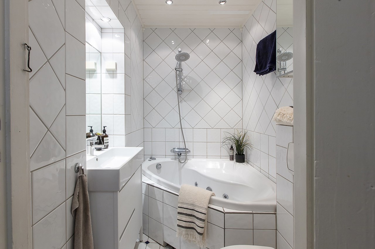 Flislagt bad med badekar Galleribilde