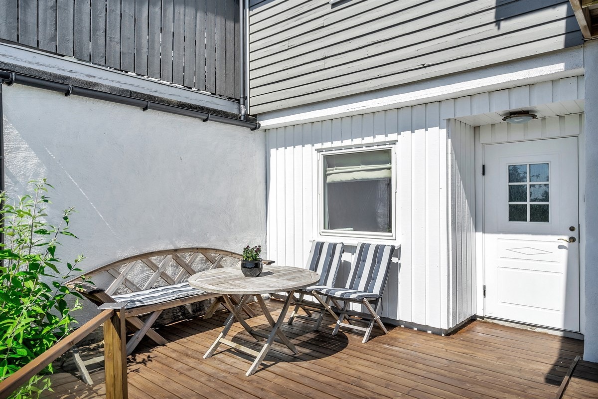 Solrikt og trivelig uteområde som disponeres av denne leiligheten Galleribilde