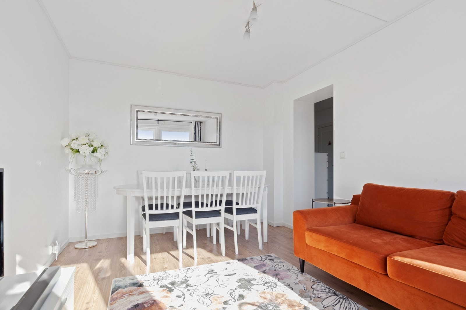 Hybelen har egen inngang og følgende innhold: entre, stue, kjøkken, 2 soverom og bad. Leieinntekt kr. 8000,- pluss strøm. Galleribilde