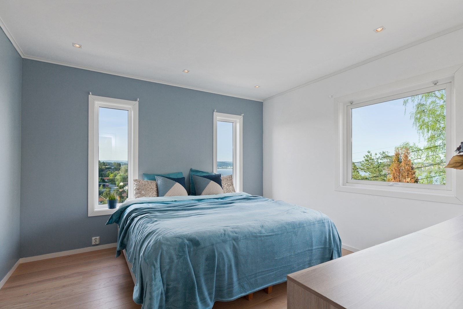 Hovedsoverom, store flotte vinduer mot nydelig utsikt. Galleribilde