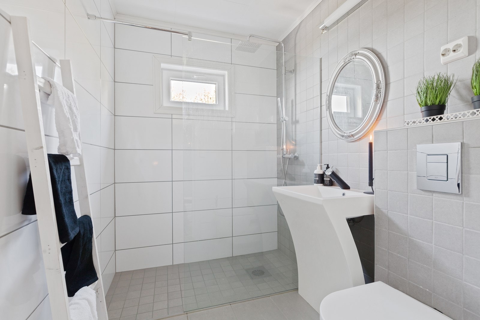 Bad 2 i hoveddel. et flott flislagt bad med gulvvarme. Rommet er innredet med vask, WC og dussjone. Galleribilde