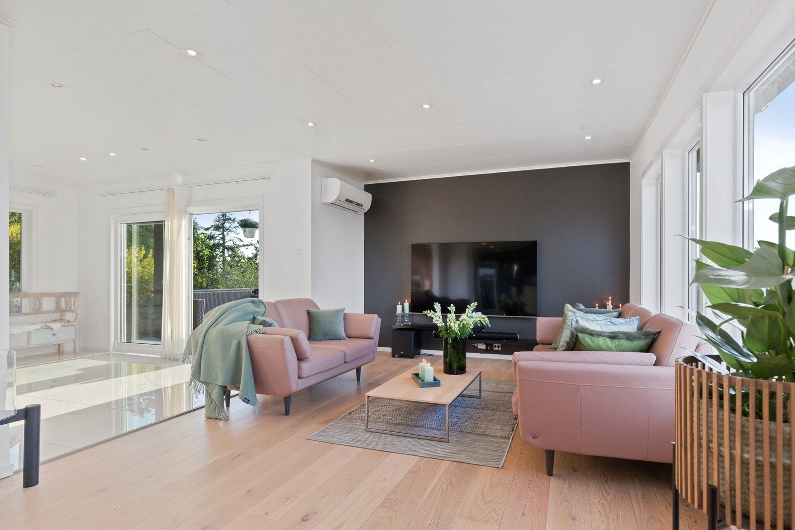 På varme sommerkvelder kan skyvedøren åpnes helt opp og gjør at terrassen blir en fin forlengelse av stuen og kjøkkenet. Galleribilde