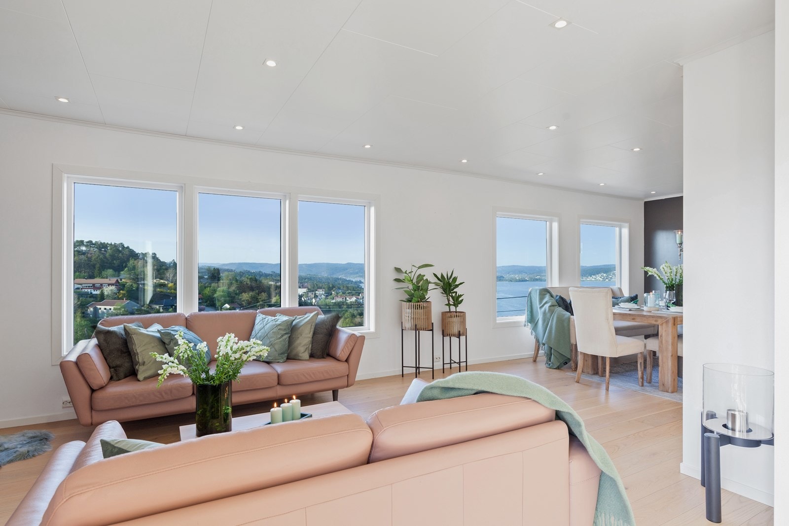 Stuen er enkel å møblere med sofagruppe og spisegruppe. Galleribilde