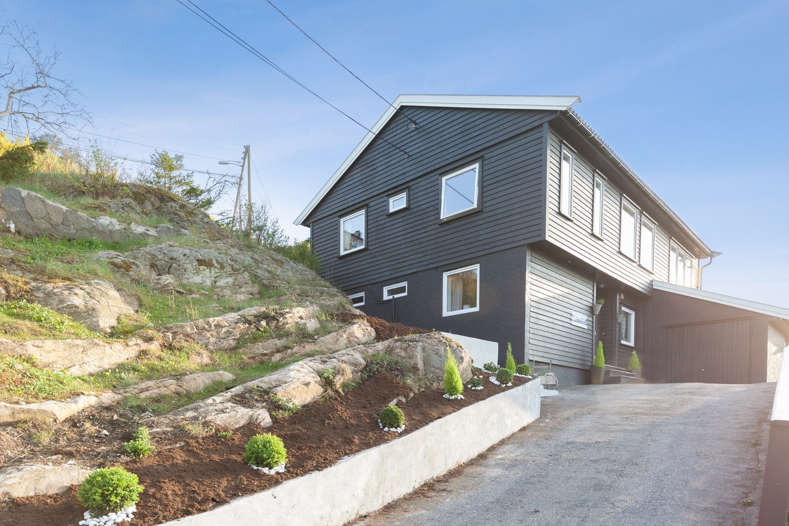 En flott enebolig beliggende i et hyggelig og veletablert område. Boligen har også hybel med egen inngang. Galleribilde