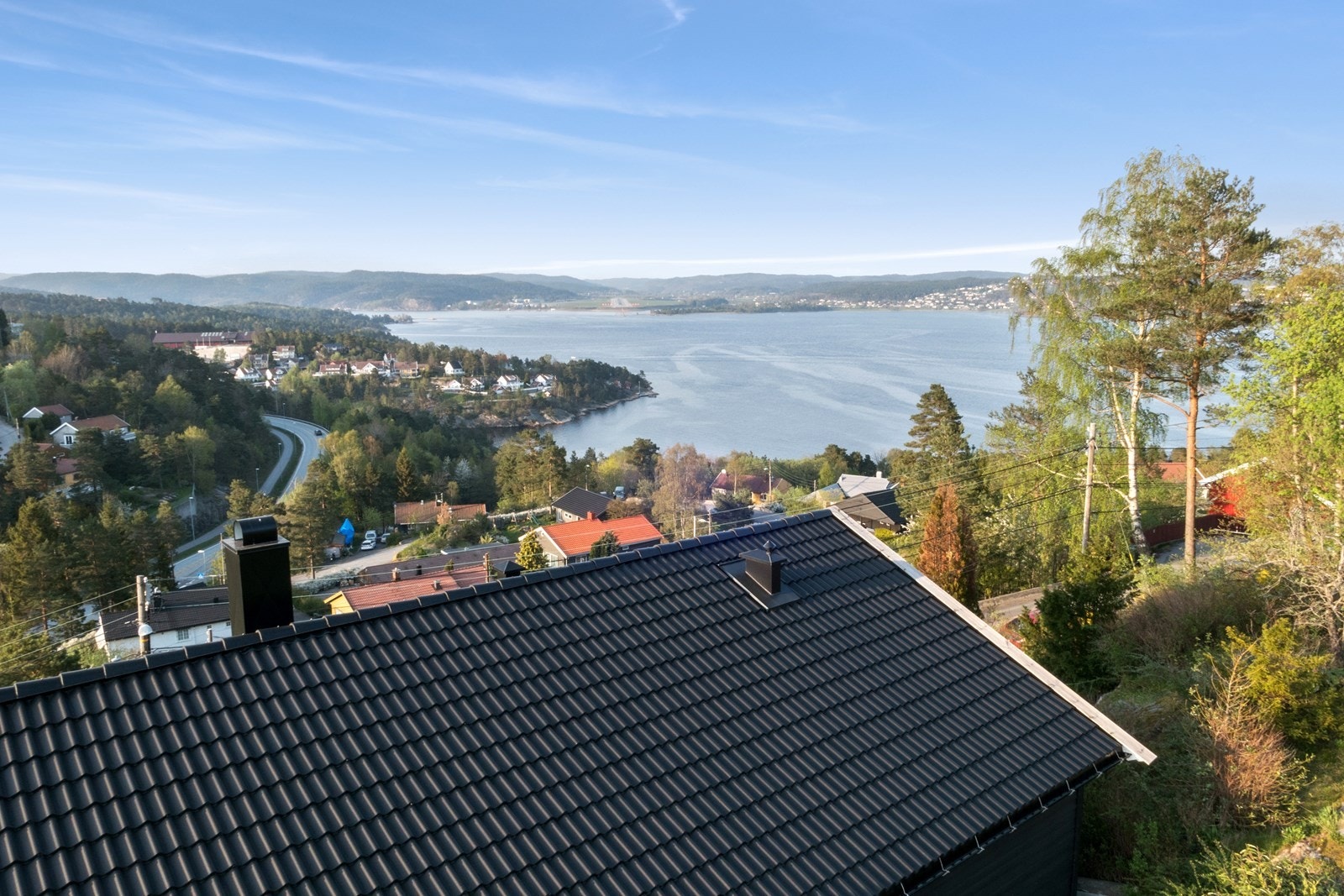 Eiendommen har en flott utsikt og tomt på omtrent 1 mål. Galleribilde