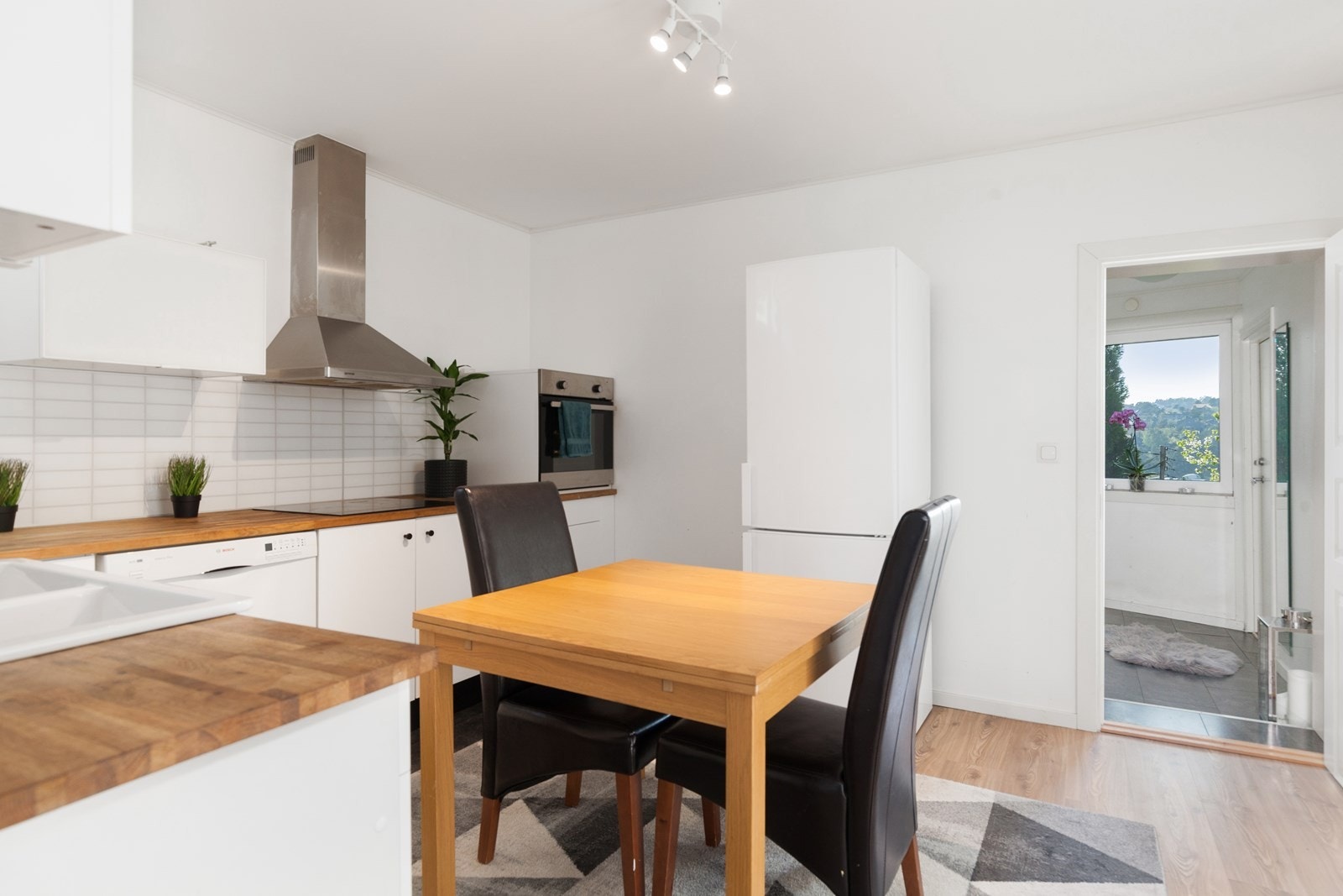 Et praktisk kjøkken med god skap og benkeplass. Galleribilde