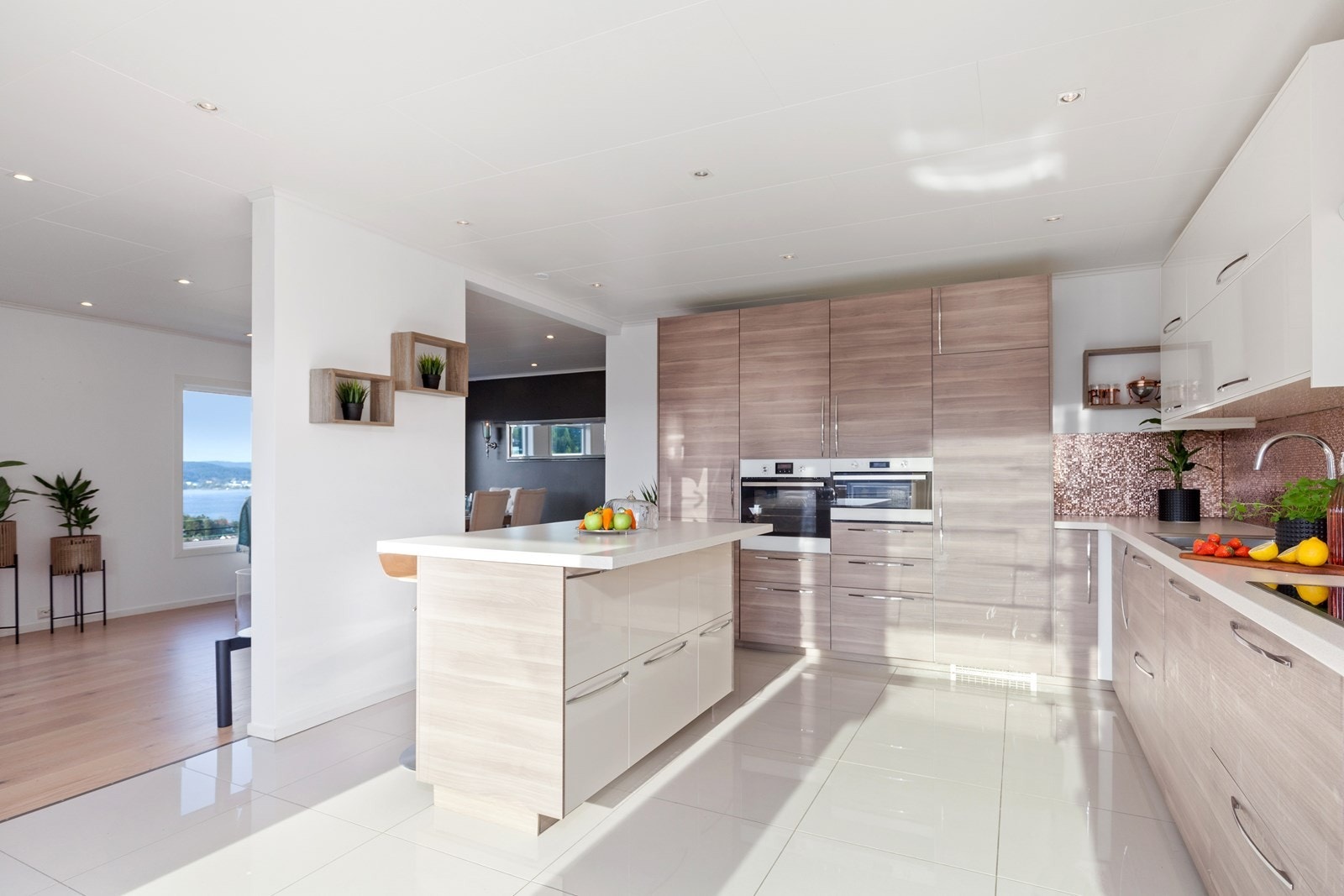 Kjøkkendelen har fliser på gulv og veggene er malt i lys farge. Galleribilde